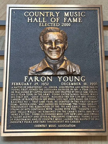 NASHVILLE, TN - 28 Şubat 2025 'te Nashville, Tennessee' deki Country Music Hall of Fame 'de Faron Young plaketi.