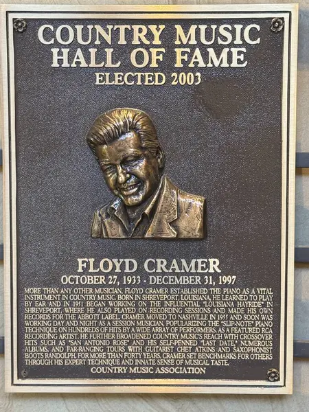 NASHVILLE, TN - 28 Şubat 2025 'te Nashville, Tennessee' deki Country Music Hall of Fame 'de Floyd Cramer plaketi.
