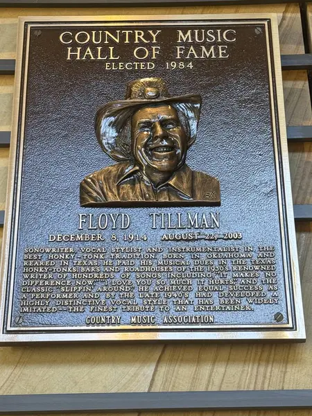 NASHVILLE, TN - 28 Şubat 2025 'te Nashville, Tennessee' deki Country Music Hall of Fame 'de Floyd Tillman plaketi.