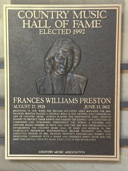 NASHVILLE, TN - 28 Şubat 2025 'te Nashville, Tennessee' deki Country Music Hall of Fame 'de Frances Williams Preston plaketi.