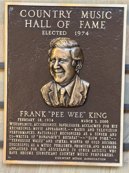 NASHVILLE, TN - 28 Şubat 2025 'te Nashville, Tennessee' deki Country Music Hall of Fame 'de Frank Pee Wee King plaketi.