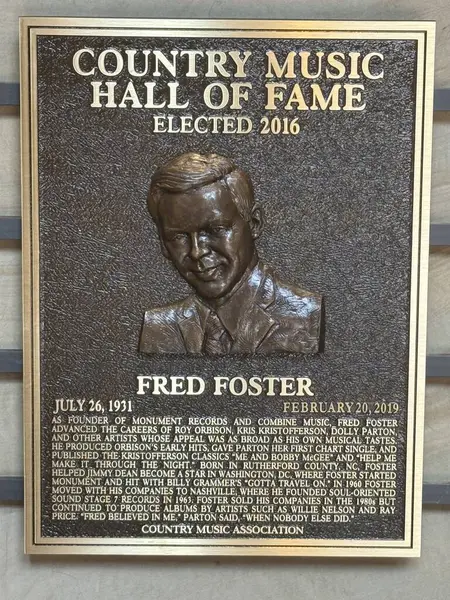 NASHVILLE, TN - 28 Şubat 2025 'te Nashville, Tennessee' deki Country Music Hall of Fame 'de Fred Foster plaketi.