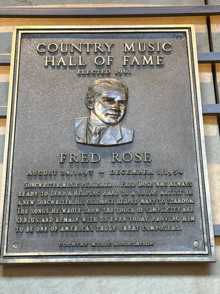 NASHVILLE, TN - 28 Şubat 2025 'te Nashville, Tennessee' deki Country Music Hall of Fame 'de Fred Rose plaketi.