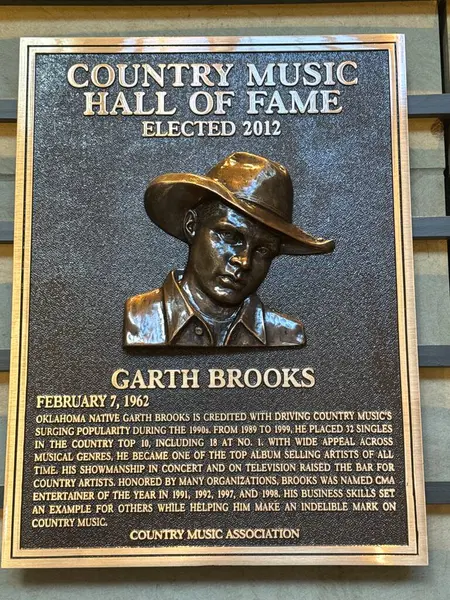 NASHVILLE, TN - 28 Şubat 2025 'te Nashville, Tennessee' deki Country Music Hall of Fame 'de Garth Brooks plaketi.