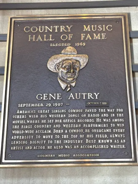 NASHVILLE, TN - 28 Şubat 2025 'te Nashville, Tennessee' deki Country Music Hall of Fame 'de Gene Autry plaketi.