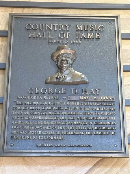 NASHVILLE, TN - 28 Şubat 2025 'te Nashville, Tennessee' deki Country Music Hall of Fame 'de George D Hay plaketi.