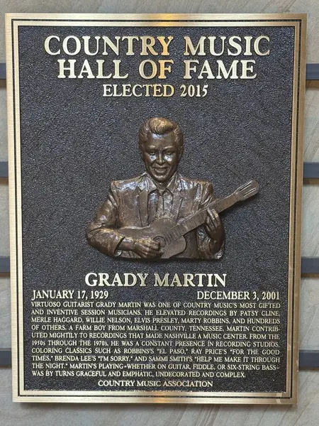 NASHVILLE, TN - 28 Şubat 2025 'te Nashville, Tennessee' deki Country Music Hall of Fame ve Museum 'da Grady Martin plaketi.