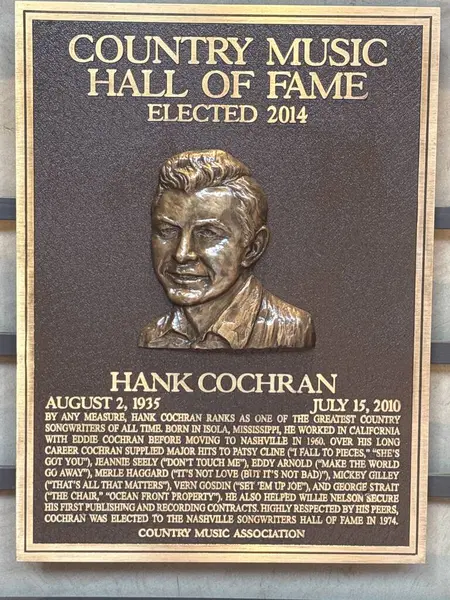 NASHVILLE, TN - 28 Şubat 2025 'te Nashville, Tennessee' deki Country Music Hall of Fame 'de Hank Cochran plaketi.