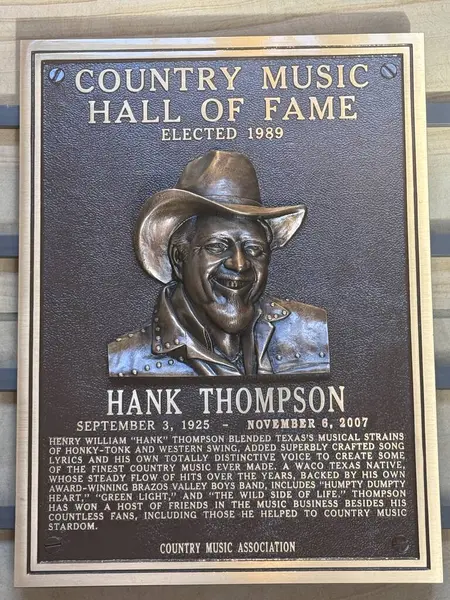 NASHVILLE, TN - 28 Şubat 2025 'te Nashville, Tennessee' deki Country Music Hall of Fame 'de Hank Thompson plaketi.