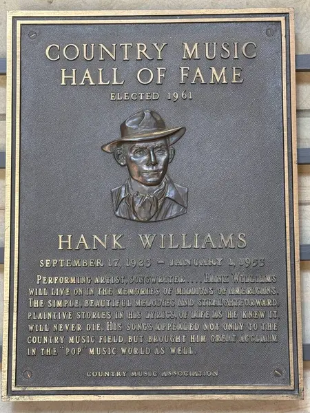 NASHVILLE, TN - 28 Şubat 2025 'te Nashville, Tennessee' deki Country Music Hall of Fame 'de Hank Williams plaketi.