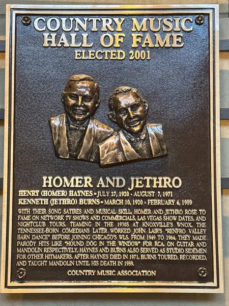 NASHVILLE, TN - 28 Şubat 2025 'te Nashville, Tennessee' deki Country Music Hall of Fame 'de Homer & Jethro plaketi.