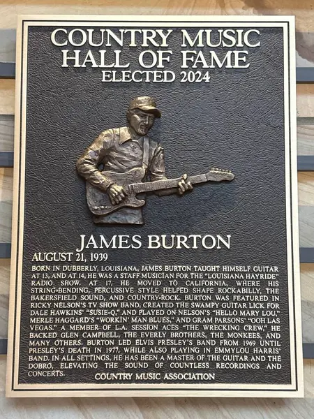 NASHVILLE, TN - 28 Şubat 2025 'te Nashville, Tennessee' deki Country Music Hall of Fame 'de James Burton plaketi.