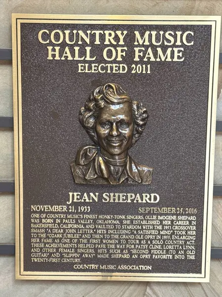 NASHVILLE, TN - 28 Şubat 2025 'te Nashville, Tennessee' deki Country Music Hall of Fame 'de Jean Shepard plaketi.
