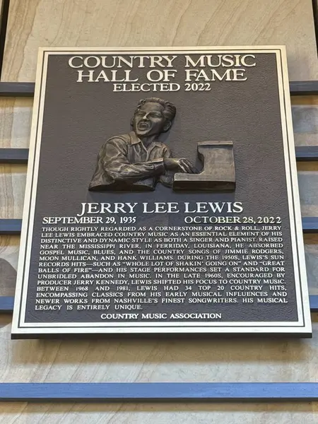NASHVILLE, TN - 28 Şubat 2025 'te Nashville, Tennessee' deki Country Music Hall of Fame 'de Jerry Lee Lewis plaketi.