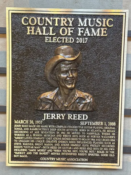 NASHVILLE, TN - 28 Şubat 2025 'te Nashville, Tennessee' deki Country Music Hall of Fame 'de Jerry Reed plaketi.