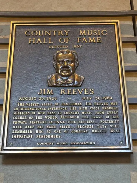 NASHVILLE, TN - 28 Şubat 2025 'te Nashville, Tennessee' deki Country Music Hall of Fame 'de Jim Reeves plaketi.