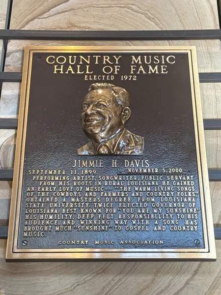 NASHVILLE, TN - 28 Şubat 2025 'te Nashville, Tennessee' deki Country Music Hall of Fame 'de Jimmie H Davis plaketi.