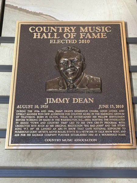 NASHVILLE, TN - 28 Şubat 2025 'te Nashville, Tennessee' deki Country Music Hall of Fame 'de Jimmy Dean plaketi.