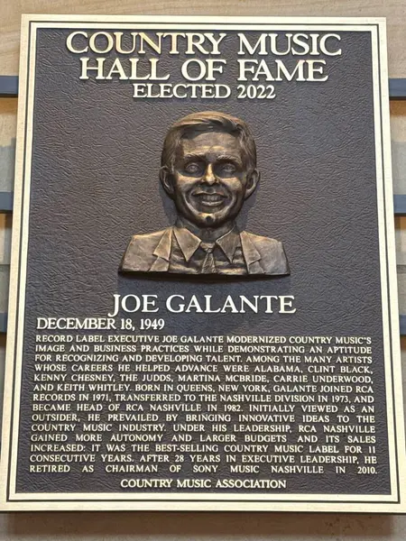 NASHVILLE, TN - 28 Şubat 2025 'te Nashville, Tennessee' deki Country Music Hall of Fame 'de Joe Galante plaketi.