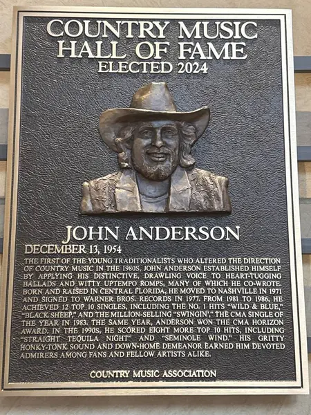 NASHVILLE, TN - 28 Şubat 2025 'te Nashville, Tennessee' deki Country Music Hall of Fame 'de John Anderson plaketi.