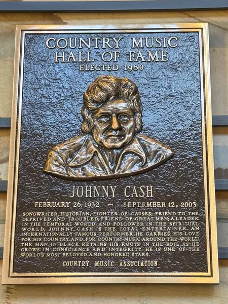 NASHVILLE, TN - 28 Şubat 2025 'te Nashville, Tennessee' deki Country Music Hall of Fame 'de Johnny Cash plaketi.