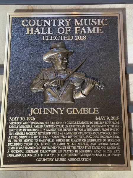 NASHVILLE, TN - 28 Şubat 2025 'te Nashville, Tennessee' deki Country Music Hall of Fame 'de Johnny Gimble plaketi.