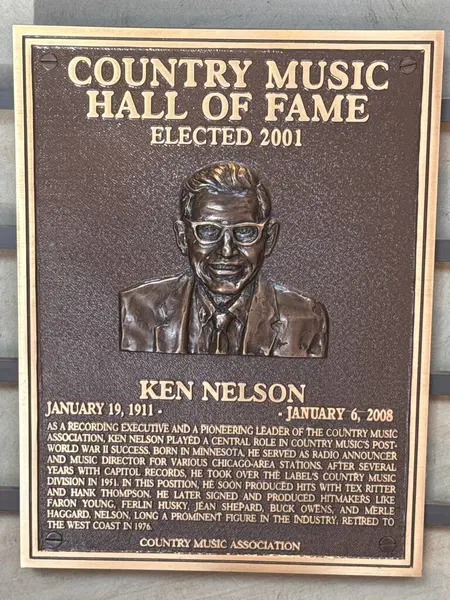 NASHVILLE, TN - 28 Şubat 2025 'te Nashville, Tennessee' deki Country Music Hall of Fame 'de Ken Nelson plaketi.