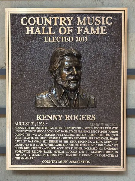 NASHVILLE, TN - 28 Şubat 2025 'te Nashville, Tennessee' deki Country Music Hall of Fame 'de Kenny Rogers plaketi.