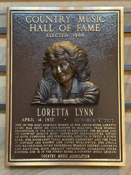 NASHVILLE, TN - 28 Şubat 2025 'te Nashville, Tennessee' deki Country Music Hall of Fame 'de Loretta Lynn plaketi.