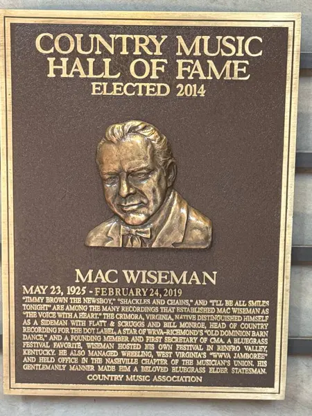 NASHVILLE, TN - 28 Şubat 2025 'te Nashville, Tennessee' deki Country Music Hall of Fame 'de Mac Wiseman plaketi.
