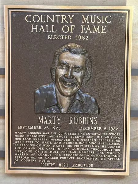 NASHVILLE, TN - 28 Şubat 2025 'te Nashville, Tennessee' deki Country Music Hall of Fame 'de Marty Robbins plaketi.