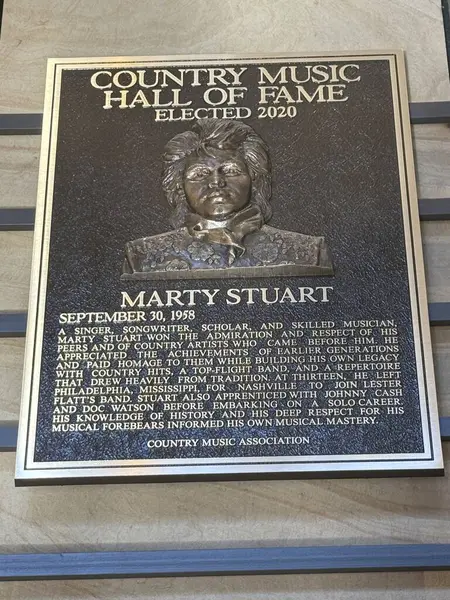 NASHVILLE, TN - 28 Şubat 2025 'te Nashville, Tennessee' deki Country Music Hall of Fame 'de Marty Stuart plaketi.