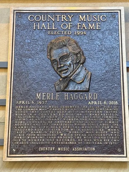 NASHVILLE, TN - 28 Şubat 2025 'te Nashville, Tennessee' deki Country Music Hall of Fame 'de Merle Haggard plaketi.