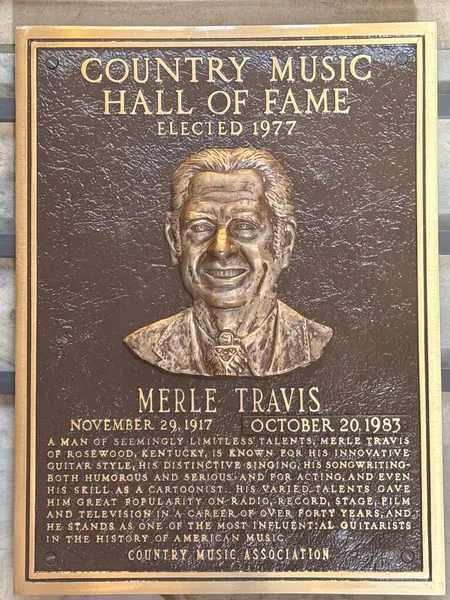 NASHVILLE, TN - 28 Şubat 2025 'te Nashville, Tennessee' deki Country Music Hall of Fame 'de Merle Travis plaketi.