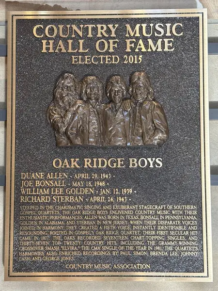 NASHVILLE, TN - 28 Şubat 2025 'te Nashville, Tennessee' deki Country Music Hall of Fame 'de Oak Ridge Boys plaketi.