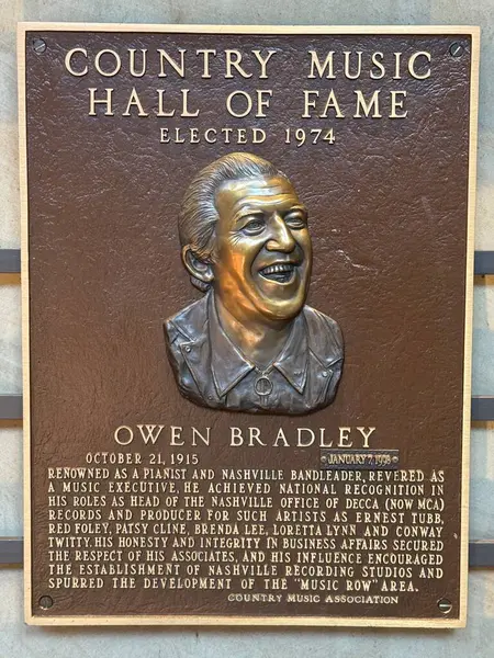 NASHVILLE, TN - 28 Şubat 2025 'te Nashville, Tennessee' deki Country Music Hall of Fame 'de Owen Bradley plaketi.