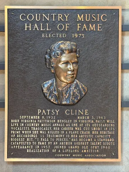 NASHVILLE, TN - 28 Şubat 2025 'te Nashville, Tennessee' deki Country Music Hall of Fame 'de Patsy Cline plaketi.