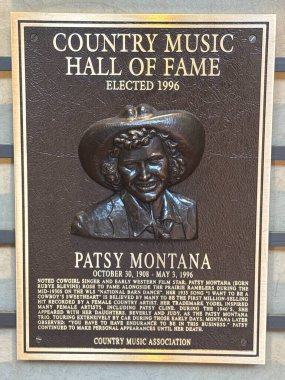 NASHVILLE, TN - 28 Şubat 2025 'te Nashville, Tennessee' deki Country Music Hall of Fame 'de Patsy Montana plaketi.