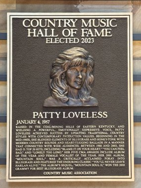 NASHVILLE, TN - 28 Şubat 2025 'te Nashville, Tennessee' deki Country Music Hall of Fame 'de Patty Loveless plaketi.