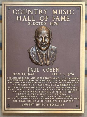 NASHVILLE, TN - 28 Şubat 2025 'te Nashville, Tennessee' deki Country Music Hall of Fame 'de Paul Cohen plaketi.