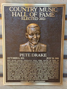 NASHVILLE, TN - 28 Şubat 2025 'te Nashville, Tennessee' deki Country Music Hall of Fame 'de Pete Drake plaketi.