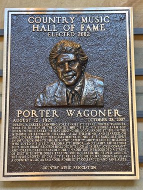 NASHVILLE, TN - 28 Şubat 2025 'te Nashville, Tennessee' deki Country Music Hall of Fame 'de Porter Wagoner plaketi.