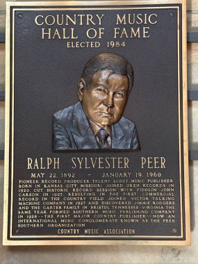 NASHVILLE, TN - 28 Şubat 2025 'te Nashville, Tennessee' deki Country Music Hall of Fame 'de Ralph Sylvester Peer plaketi.