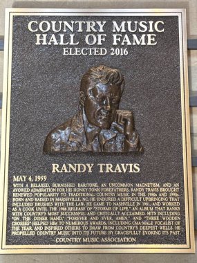 NASHVILLE, TN - 28 Şubat 2025 'te Nashville, Tennessee' deki Country Music Hall of Fame 'de Randy Travis plaketi.