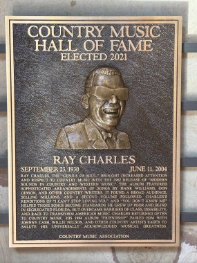 NASHVILLE, TN - 28 Şubat 2025 'te Nashville, Tennessee' deki Country Music Hall of Fame 'de Ray Charles plaketi.