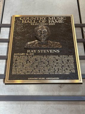 NASHVILLE, TN - 28 Şubat 2025 'te Nashville, Tennessee' deki Country Music Hall of Fame 'de Ray Stevens plaketi.