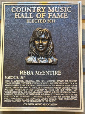 NASHVILLE, TN - 28 Şubat 2025 'te Nashville, Tennessee' deki Country Music Hall of Fame 'de Reba McEntire plaketi.