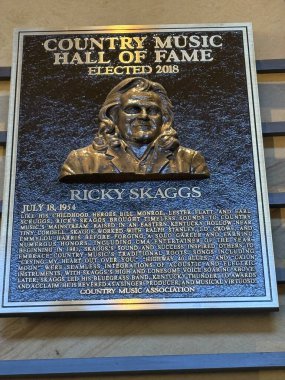 NASHVILLE, TN - 28 Şubat 2025 'te Nashville, Tennessee' deki Country Music Hall of Fame 'de Ricky Skaggs plaketi.
