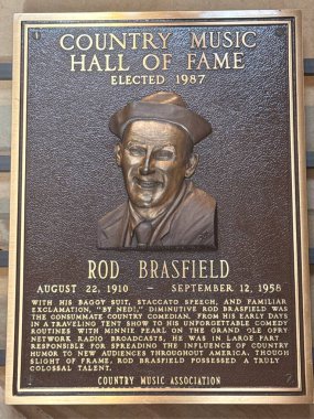 NASHVILLE, TN - 28 Şubat 2025 'te Nashville, Tennessee' deki Country Music Hall of Fame 'de Rod Brasfield plaketi.