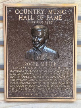 NASHVILLE, TN - 28 Şubat 2025 'te Nashville, Tennessee' deki Country Music Hall of Fame 'de Roger Miller plaketi.